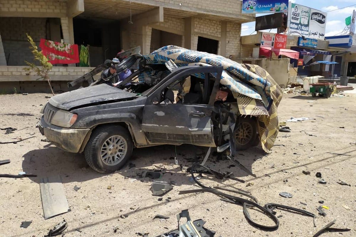 Veículo destruído após ataque a mísseis conduzido por Israel contra quatro membros do Hezbollah, na Síria, perto da fronteira com o Líbano, em 15 de abril de 2020 [Hussien Zalzali/Twitter]