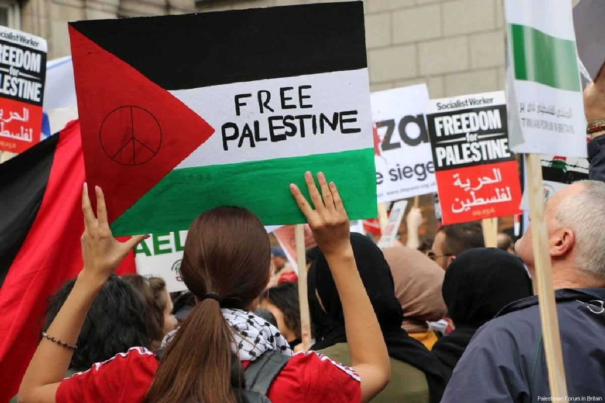 Manifestantes se reuniram em frente à Embaixada de Israel no centro de Londres, em 30 de março de 2018 [Fórum Palestino na Grã-Bretanha] 