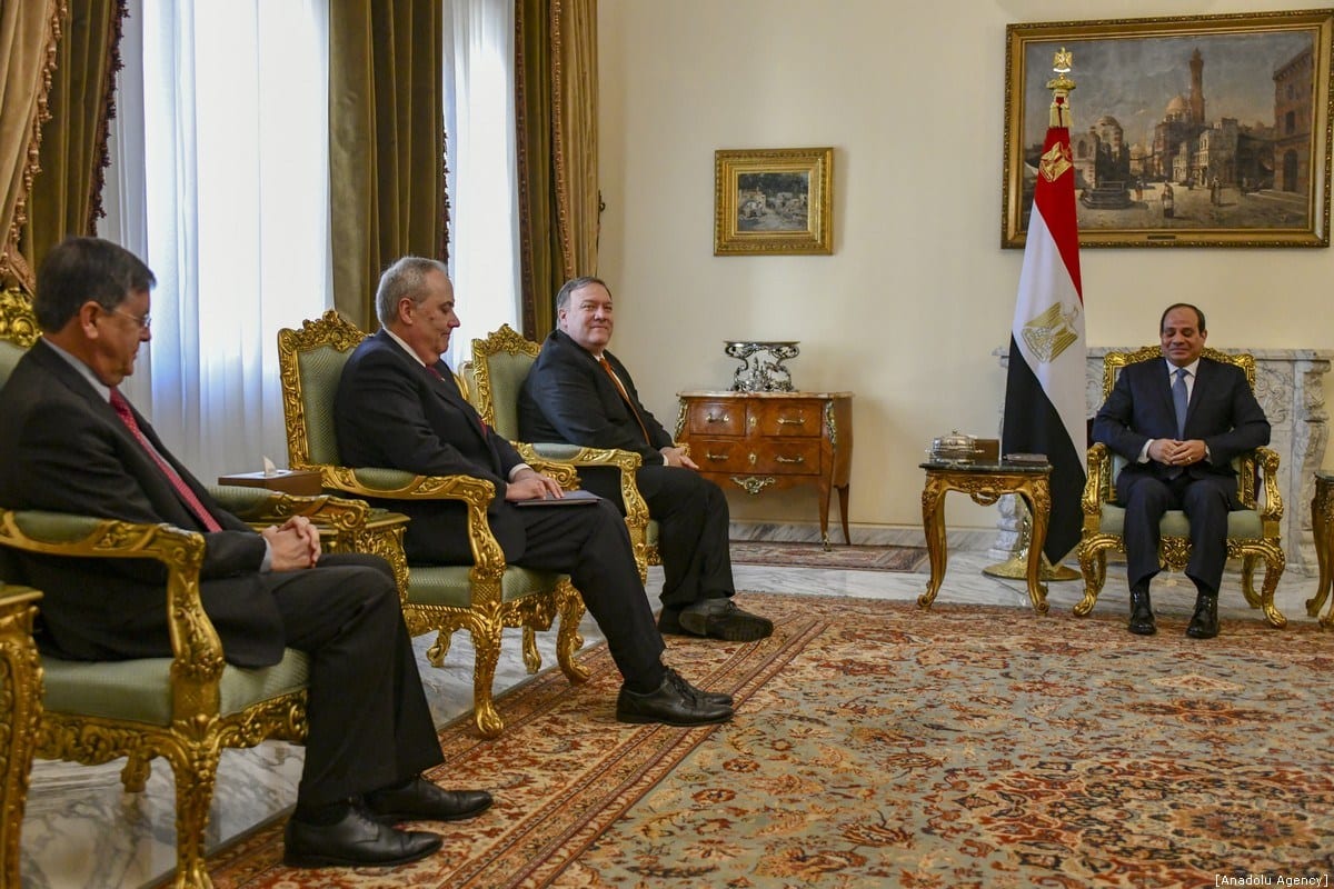 O Secretário de Estado dos EUA, Mike Pompeo (3º esq), se encontra com o Presidente Egípcio Abdel Fattah al-Sisi (dir.) no Palácio Ittihad Ya, no Cairo, Egito, em 10 de janeiro de 2019. [Departamento de Estado dos EUA/ Anadolu Agency] 