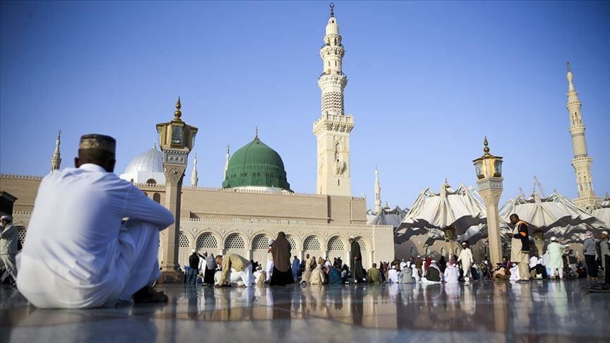 A suspensão de visitas também se aplica à Mesquita do Profeta na Medina, na Arábia Saudita (Agência Anadolu)