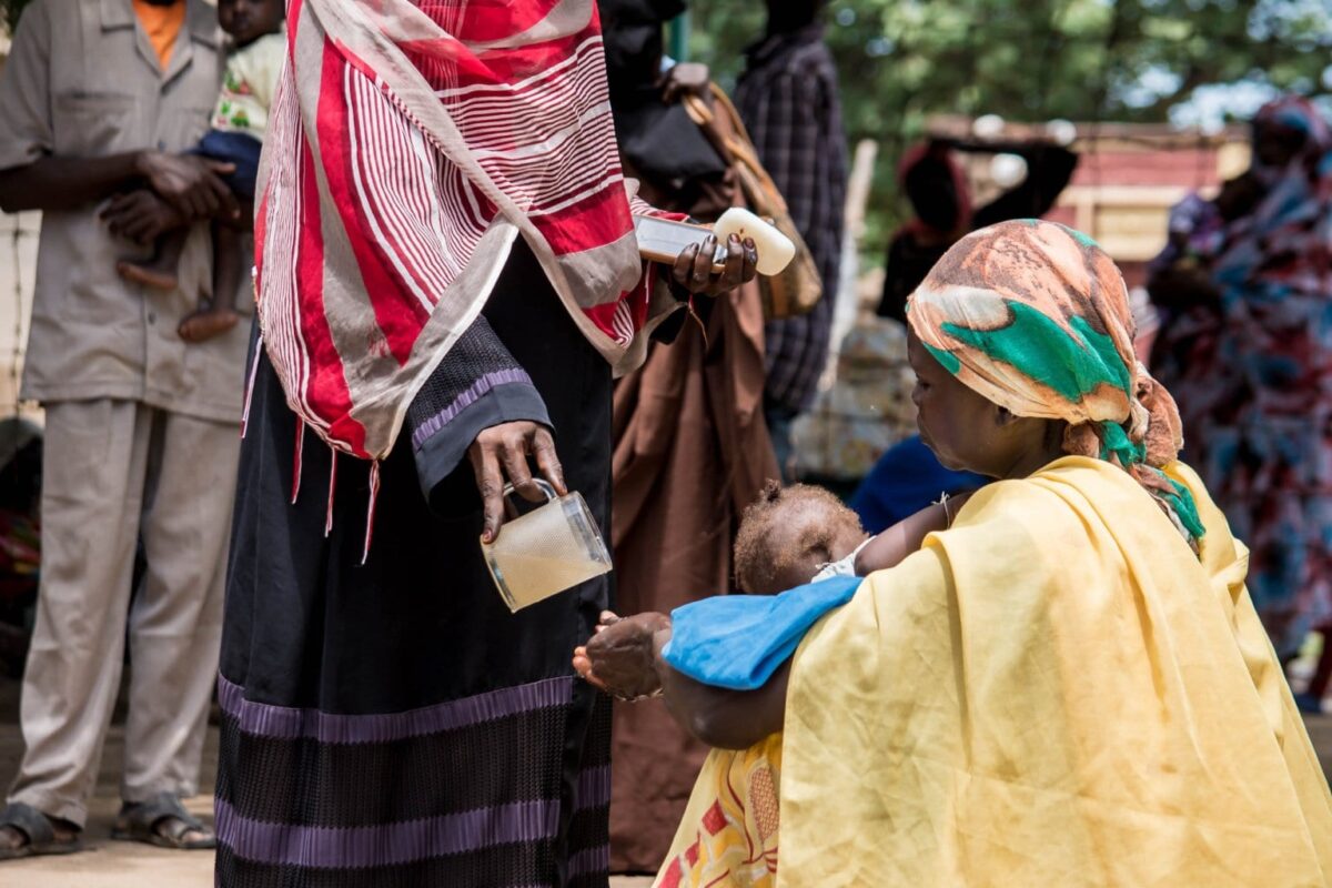 Sudaneses buscam proteção contra o coronavírus e um centro de saúde em Cartum, Sudão, em 15 de março de 2020 [Faiz Abu Bakr/ ApaImages]