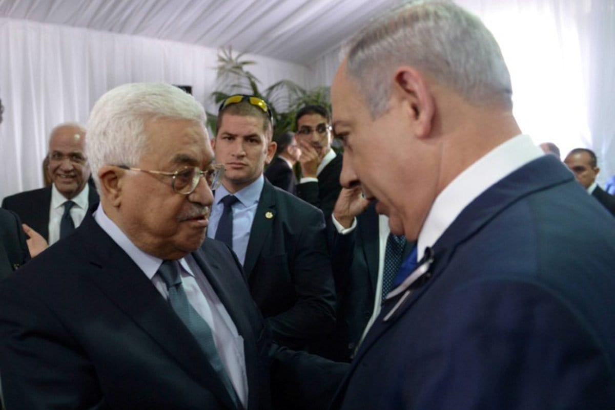  Benjamin Netanyahu aperta em aperto de mãos com Mahmoud Abbas (L) durante o funeral do ex-presidente israelense Shimon Peres em Jerusalém, em 30 de setembro de 2016 [Amos Ben Gershom / Reuters]