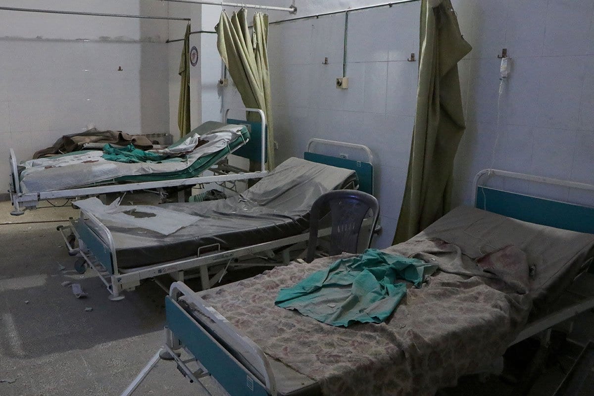 Visão interna do Hospital Sahra depois de ter sido atingida com bombas de barril pelo regime sírio em Aleppo, na Síria, em 1 de outubro de 2016. 