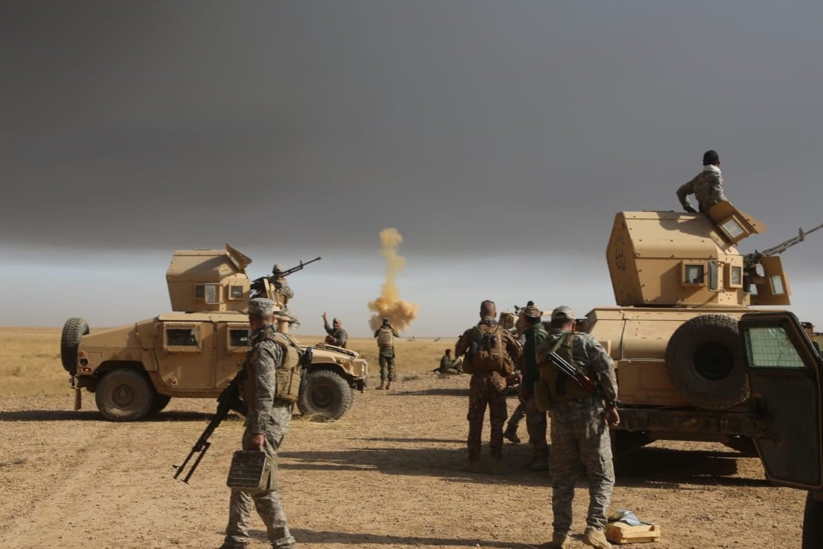 Exército do Iraque e tropas paramilitares do Hashd Al-Shaabi retomam a aldeia de Saleh, como parte das operações para recapturar a região de Mosul de terroristas do Estado Islâmico (Daesh), em 20 de outubro de 2016 [Hemn Baban/Agência Anadolu]