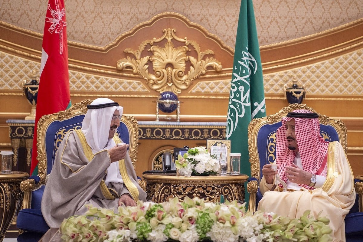 O Emir Sheikh Sabah al-Ahmad al-Jaber al-Sabah do Kuwait se reúne com o rei da Arábia Saudita Salman bin Abdulaziz Al Saud (dir.) como parte da 39ª Cúpula do Conselho de Cooperação do Golfo (GCC) na Base Aérea de Riade, em Riad. Arábia Saudita em 9 de dezembro de 2018 [Bandar Algaloud / Conselho do Reino Saudita / Folheto - Agência Anadolu]