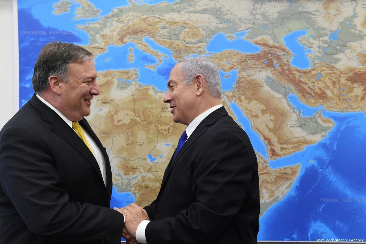 O Secretário de Estado dos EUA, Mike Pompeo (esq.) no encontro  com o Primeiro Ministro de Israel, Benjamin Netanyahu (dir.) em Tel Aviv, Israel em 29 de abril de 2018 [Haim Zach / Agência Anadolu] 