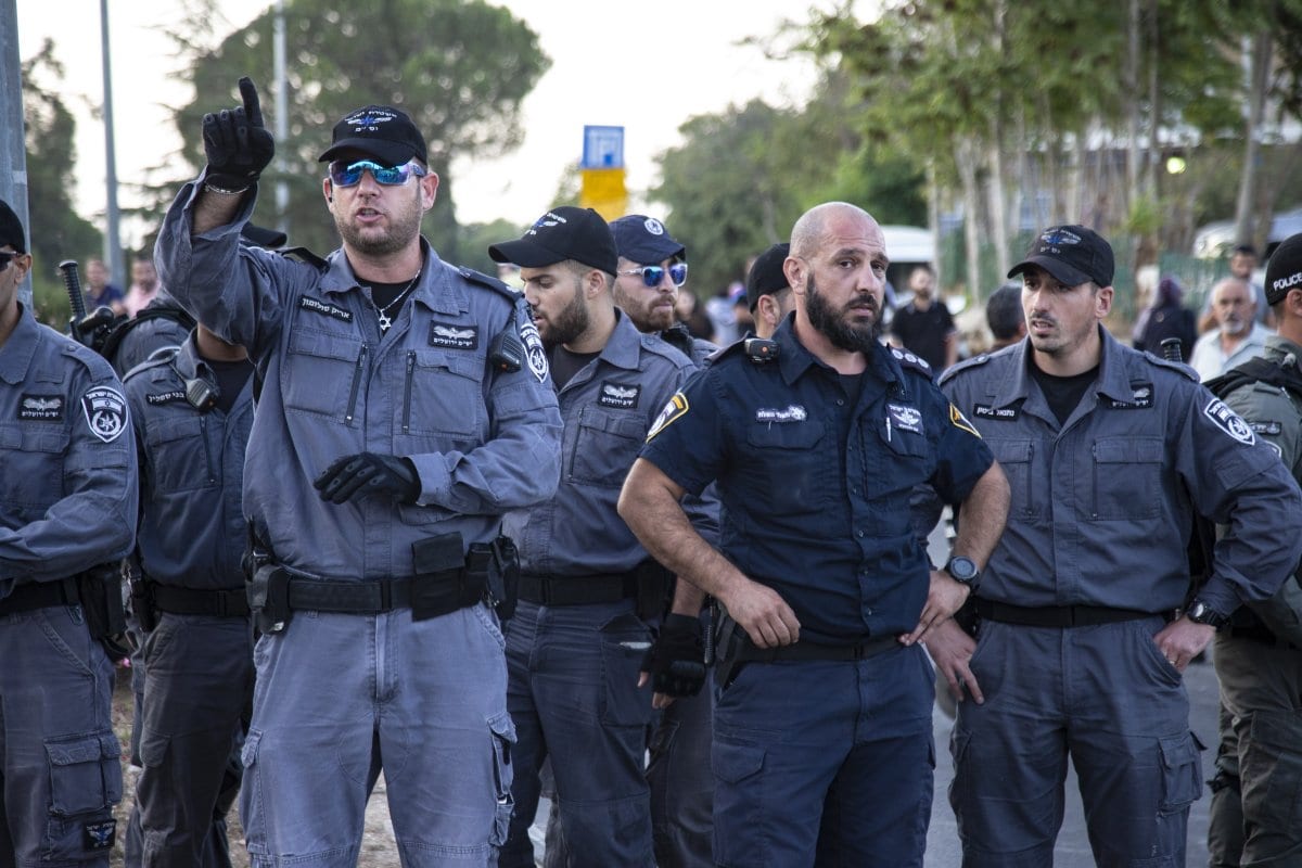 As forças israelenses intervêm em um grupo de palestinos que se manifestam em apoio ao prisioneiro palestino Samer al-'Arbid, que foi preso pelo exército israelense durante um ataque na cidade ocupada de Ramallah, na Cisjordânia, na semana passada, em frente ao Hospital Hadassah em Jerusalém, em 1º de outubro de 2019 [Faiz Abu Rmeleh / Agência Anadolu]