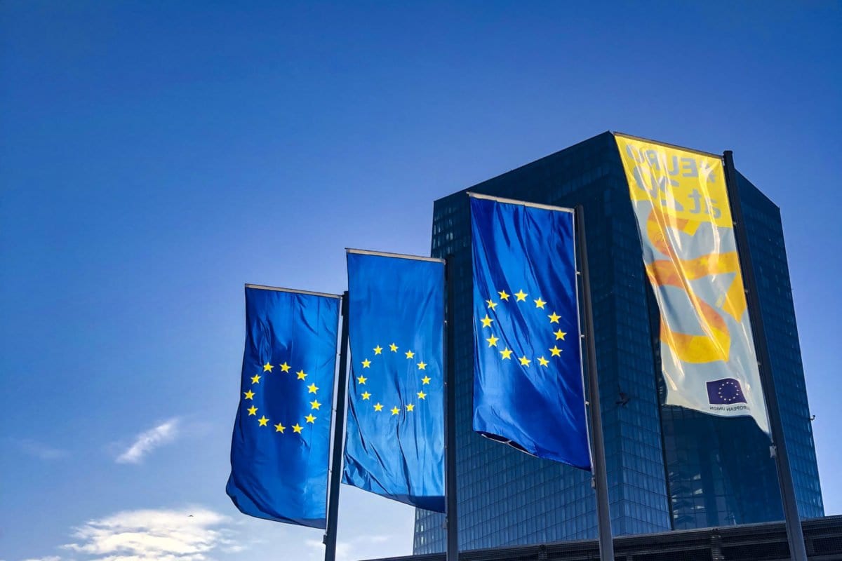 Bandeiras da União Europeia, em 11 de novembro de 2019 [Aysu Biçer/Agência Anadolu]