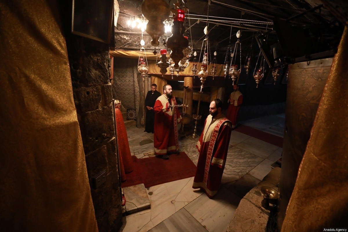 Cristãos reunidos na Igreja da Natividade, que acreditam ser o berço de Jesus para participar da cerimônia de Natal em Belém, Cisjordânia, em 24 de dezembro de 2019 [İssam Rimawi - Agência Anadolu] 