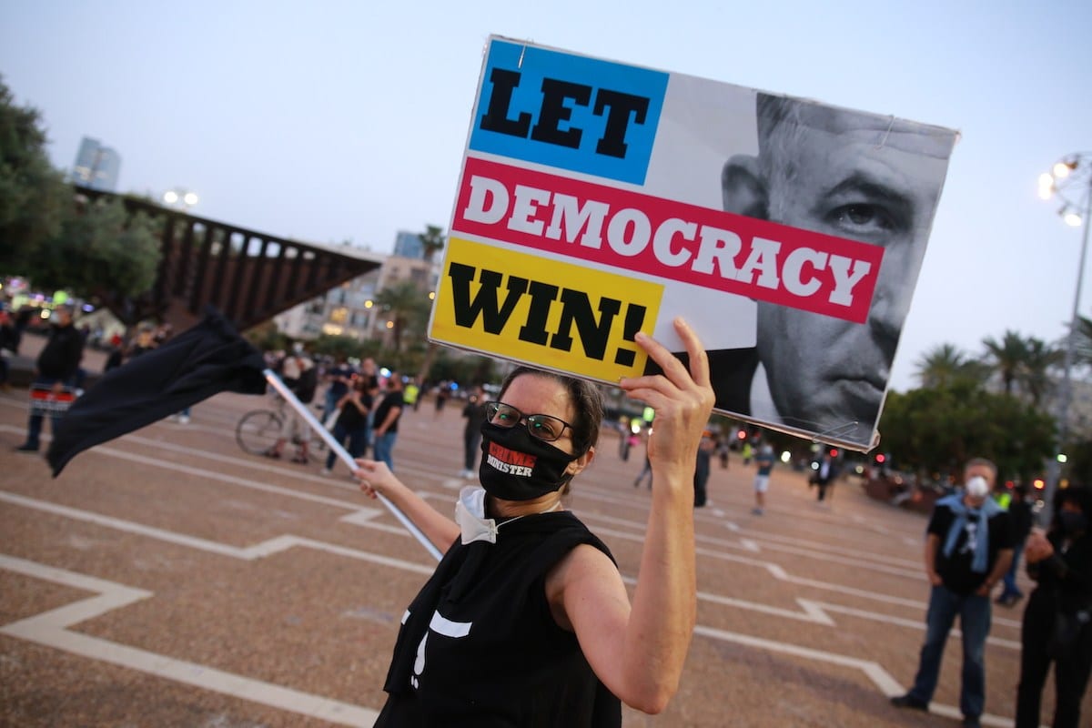 Israelenses protestam contra o Primeiro-Ministro Benjamin Netanyahu na Praça Rabin, em Tel Aviv, Israel, 19 de abril de 2020 [Daniel Bar On/Agência Anadolu]