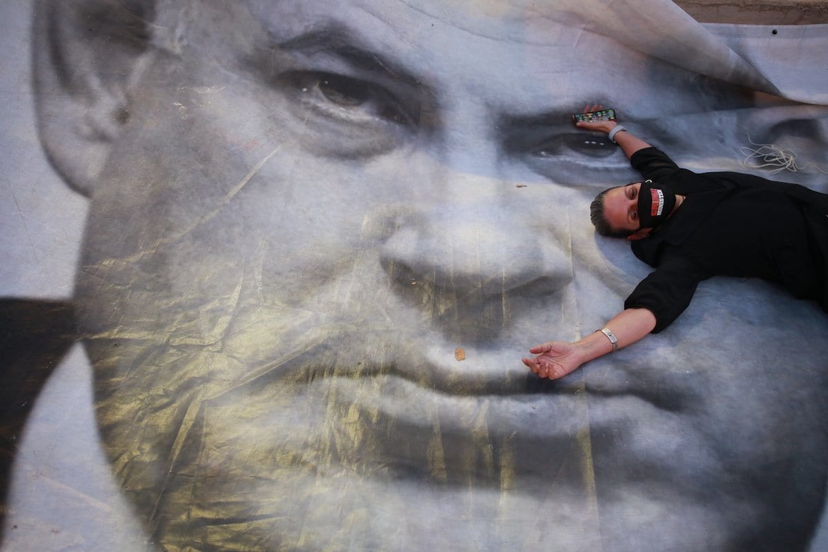 Protesto contra o primeiro-ministro Benjamin Netanyahu na Praça Rabin, em Tel Aviv, Israel, em 19 de abril de 2020. [Daniel Bar On - Agência Anadolu] 
