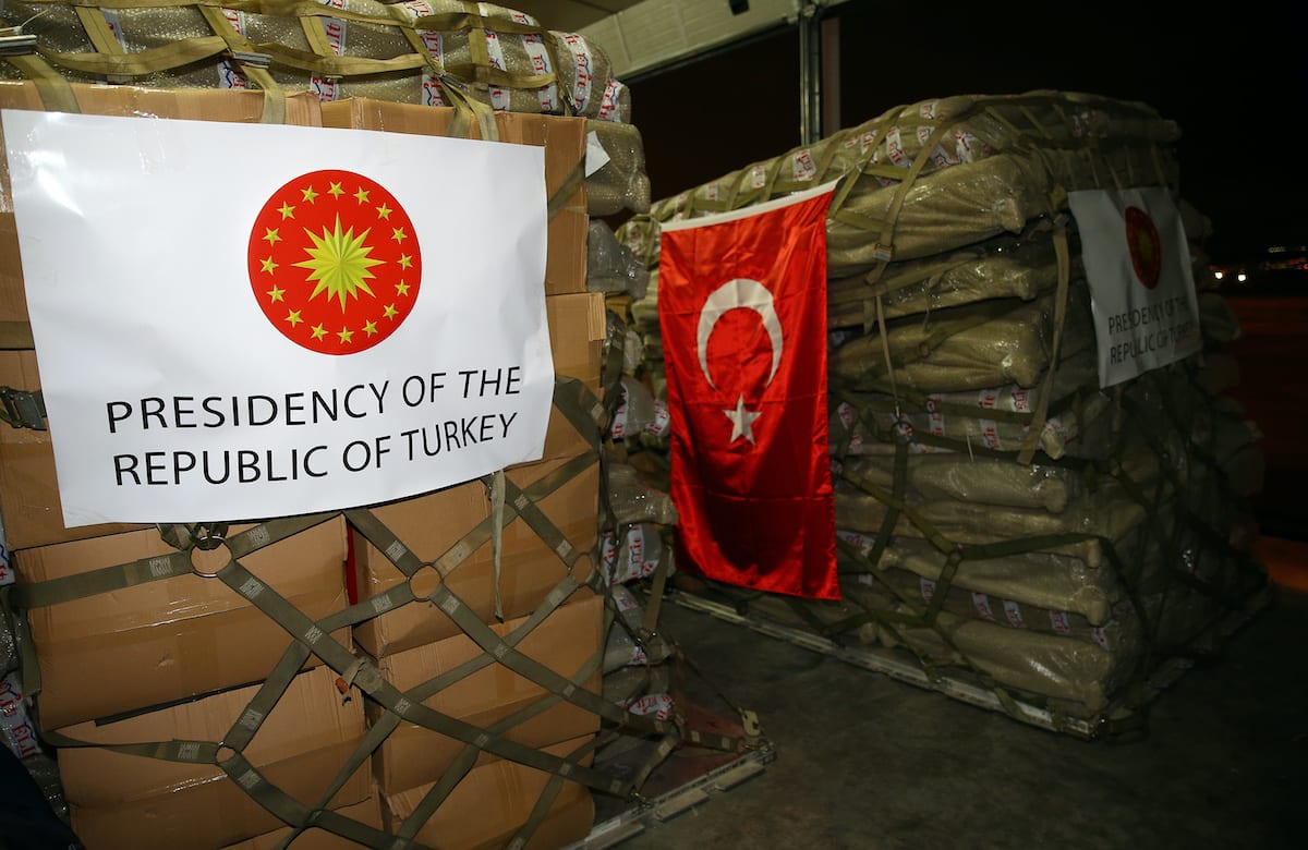 Equipamentos médicos preparados pela Turquia são carregados em aviões militares A400M para envio à Somália, em Ancara, Turquia, 4 de maio de 2020 [Halil Sagirkaya/Agência Anadolu]