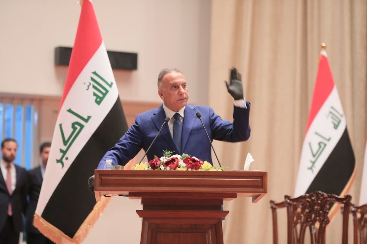 Novo Primeiro-Ministro do Iraque Mustafa al-Khadimi discursa em sessão do parlamento que lhe concedeu o voto de confiança paro cargo, em Bagdá, Iraque, 6 de maio de 2020 [Parlamento do Iraque/Agência Anadolu]