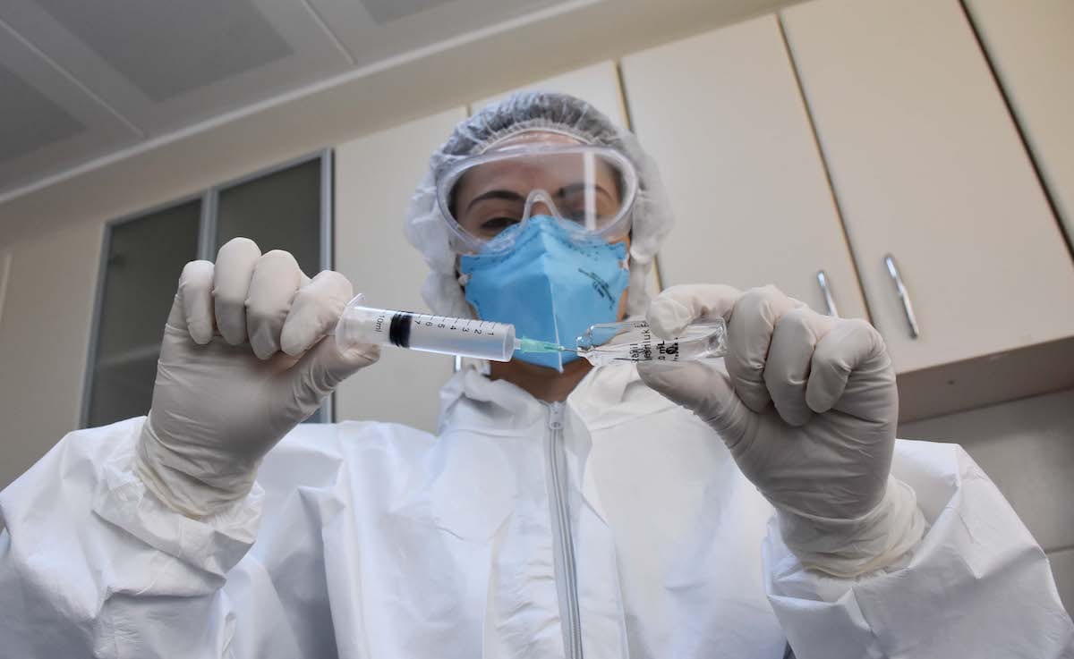 A enfermeira Buket Keskin, com roupas de proteção,em uma unidade de terapia intensiva durante seu trabalho intensivo na nova pandemia de coronavírus (covid-19) no Mus State Hospital em Mus, Turquia, em 11 de maio de 2020 [İbrahim Yaldız - Agência Anadolu]