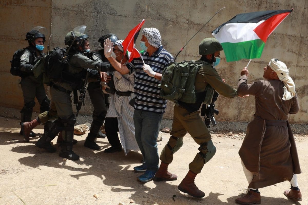 Forças israelenses reprimem palestinos durante uma manifestação  na cidade de Es-Saviye que marca o 72º aniversário de Nakba, também conhecido como Dia da Catástrofe de 1948, e de protesto contra assentamentos judeus ilegais, na cidade de Nablus, na Cisjordânia, em 15 de maio de 2020. [Issam Rimawi - Agência Anadolu] 