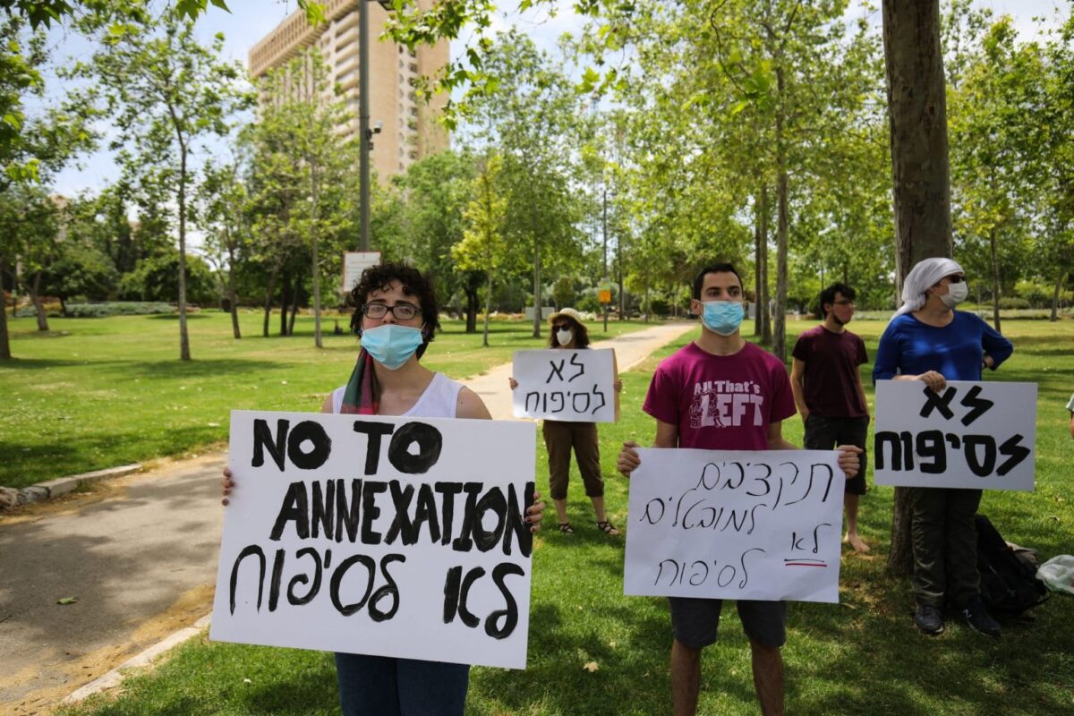Um grupo de ativistas israelenses, segurando cartazes, se reúne em frente à Embaixada dos EUA, em confronto com uma manifestação contra o plano de anexação do Vale do Jordão e assentamentos legais legais na Cisjordânia, em 15 de maio de 2020 em Jerusalém [Mostafa Alkharouf/Anadolu Agency] 
