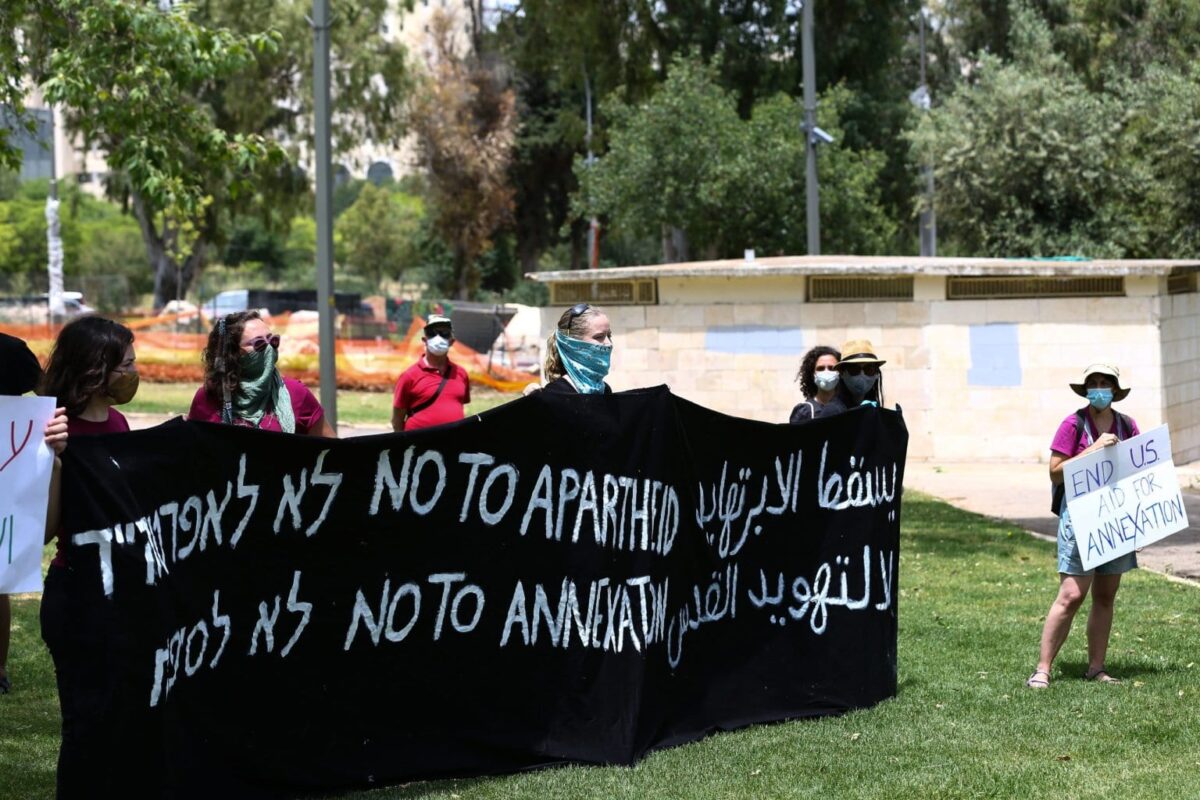 Ativistas se reúnem em frente à Embaixada dos EUA para protestar contra a anexação na Cisjordânia, em 15 de maio de 2020 em Jerusalém [Mostafa Alkharouf / Agência Anadolu]
