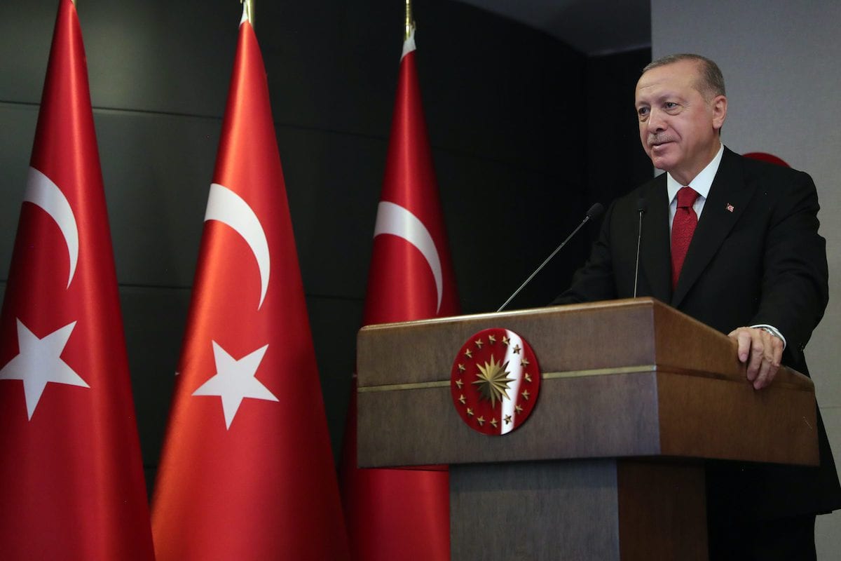 Presidente da Turquia Recep Tayyip Erdogan participa da inauguração de duas torres na Ponte de Canakkale, via videoconferência em Istambul, Turquia, 16 de maio de 2020 [Mustafa Kamaci/Agência Anadolu]