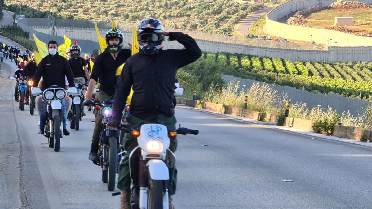 Centenas de apoiadores dos movimentos Hezbollah e Amal realizam uma carreta por motocicleta no perímetro da chamada Linha Azul, fronteira demarcada pela ONU entre Israel e Líbano, para celebrar os 20 anos da retirada de Israel do sul do país, em 25 de maio de 2020 [Ali Choeib/Twitter]