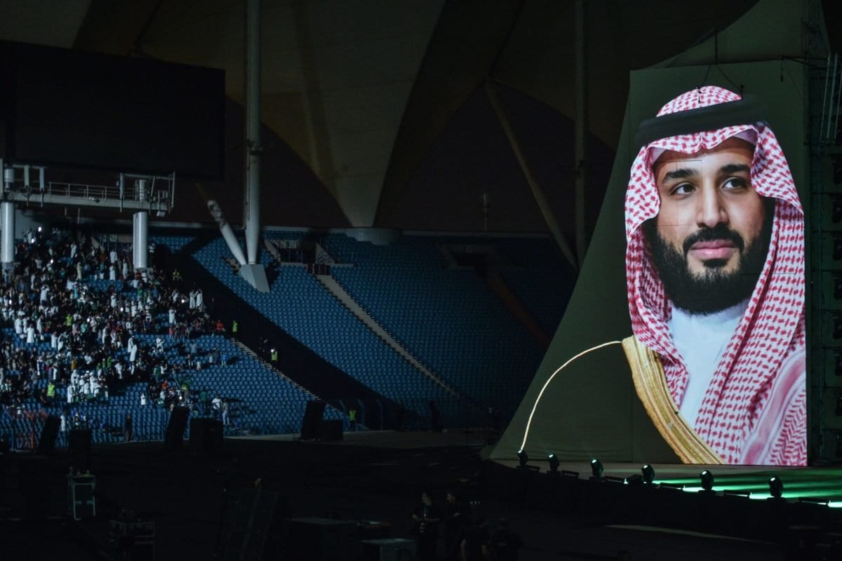 Retrato do príncipe herdeiro e governante de fato saudita Mohammed bin Salman aparece durante show, como parte das celebrações pelo 88° Dia Nacional Saudita, no Estádio Rei Fahad, em 23 de setembro de 2018, em Riad [Fayez Nureldine/AFP/Getty Images]