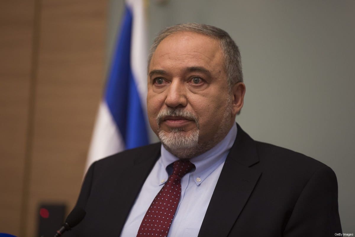 Avigdor Lieberman, ex-Ministro da Defesa de Israel discursa em coletiva de imprensa no parlamento israelense em Jerusalém, 14 de novembro de 2018 [Lior Mizrahi/Getty Images]