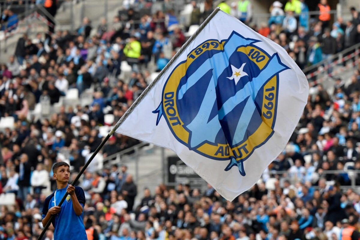  Bandeira do clube de futebol francês Olympique de Marseille, em partida no Estádio Velodrome, em Marselha, 22 de fevereiro de 2020 [Gerard Julien/AFP/Getty Images]