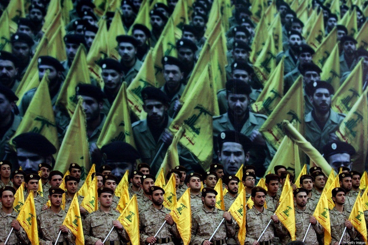 Membros da ala armada do Hezbollah enfileirados durante discurso televisionado de Hassan Nasrallah em 22 de fevereiro de 2008, em Beirute, Líbano. [JOSEPH BARRAK / AFP via Getty Images]