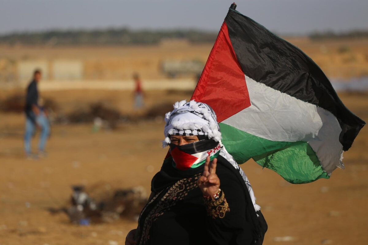 Manifestante palestino durante o protesto semanal perto da cerca de separação Gaza-Israel na Faixa de Gaza em 11 de novembro de 2019 [Mohammed Asad / Monitor do Oriente Médio] 