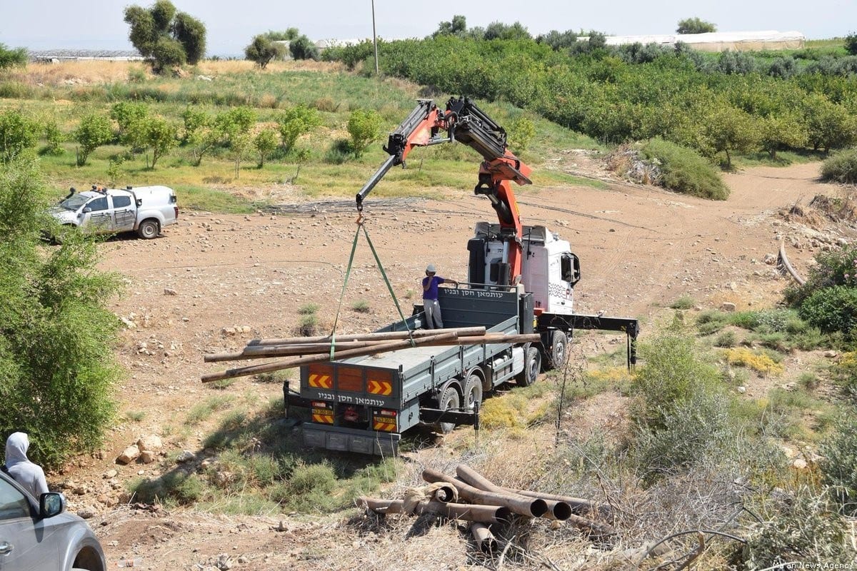 Forças israelense confiscam canos de água no vale do Jordão [Agência de Notícias Ma'an] 