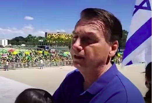 Bolsonaro discursa na rampa do Planalto com a bandeira de Israel ao fundo [Youtube)