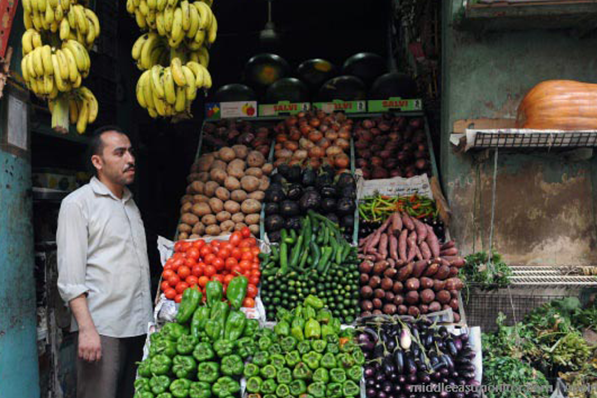 Vendedor ambulante vende frutas e legumes frescos [foto de arquivo]