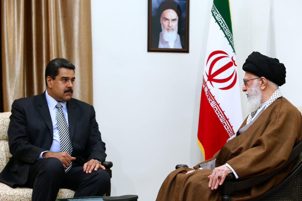 Presidente da Venezuela Nicolás Madura encontra-se com o Supremo Líder do Irã Ali Khamenei durante visita em Teerã, capital iraniana, 22 de outubro de 2016 [Gabinete de Imprensa do Supremo Líder/Agência Anadolu]