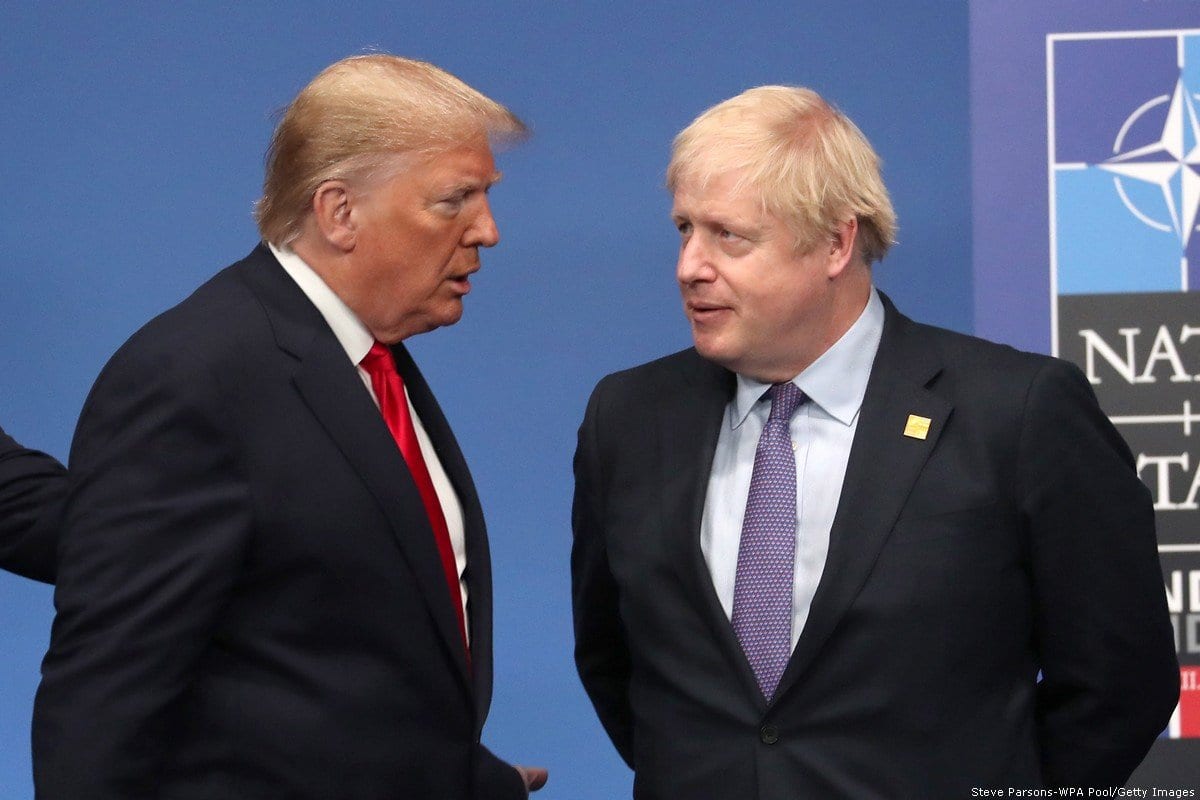 Presidente dos Estados Unidos Donald Trump e Primeiro-Ministro do Reino Unido Boris Johnson durante cúpula anual da Organização do Tratado do Atlântico Norte (OTAN), em 4 de dezembro de 2019 [Steve Parsons/WPA Pool/Getty Images]