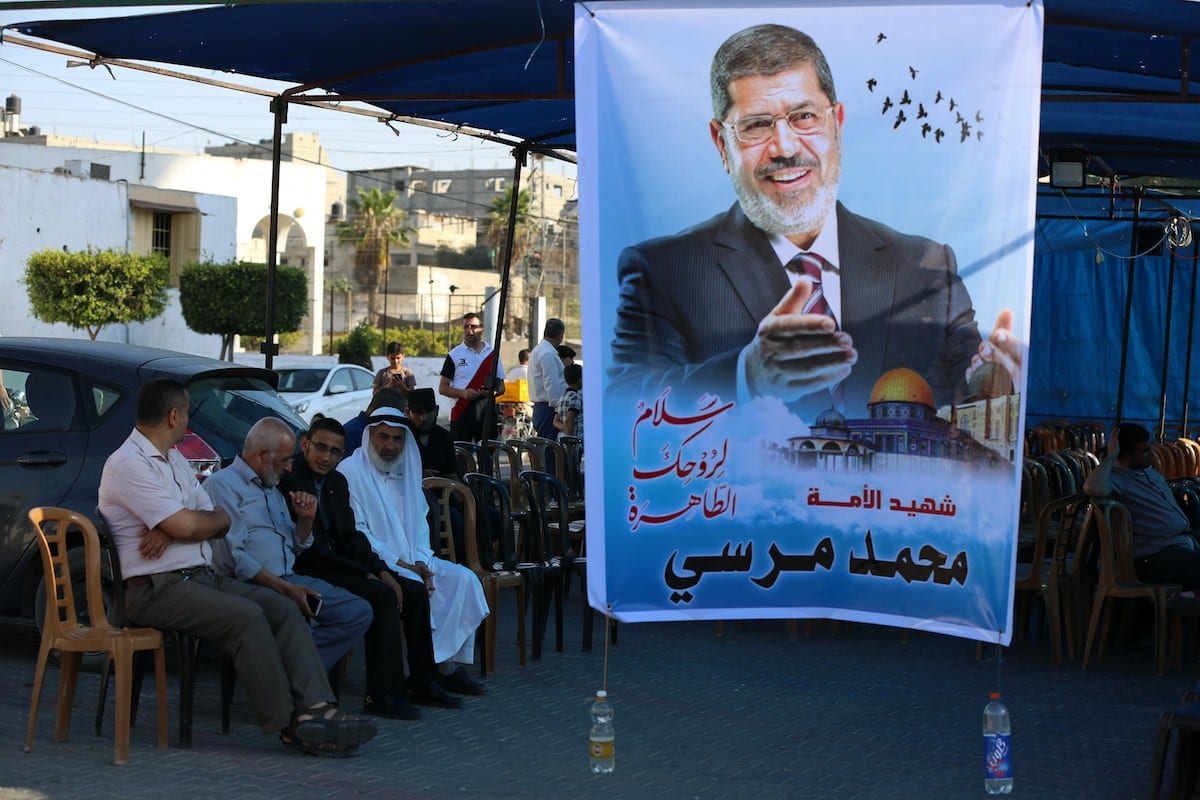 Palestinos homenageiam o ex-Presidente do Egito Mohamed Morsi, na ocasião de sua morte, em Khan Younis, sul da Faixa de Gaza, 19 de junho de 2019 [Ashraf Amra/Apaiages]