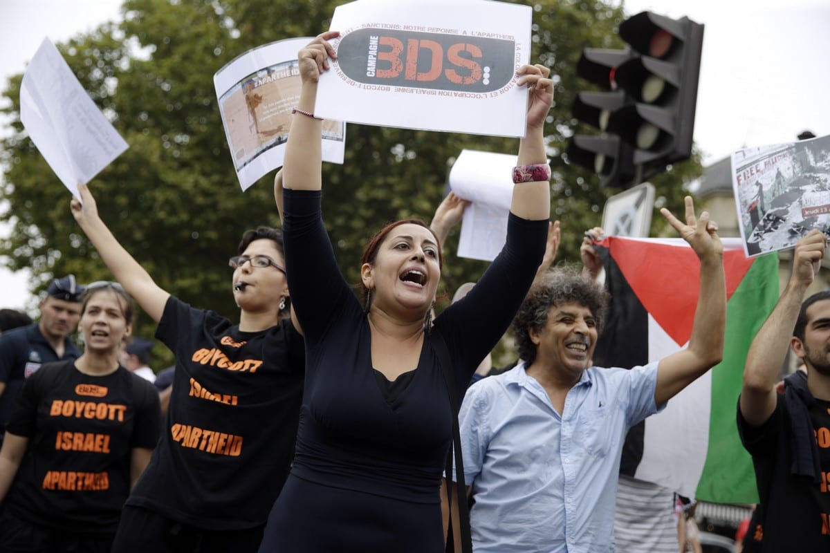 Manifestantes apoiando o movimento de Boicote, Desinvestimento e Sanções (BDS) em Paris, França, em 13 de agosto de 2015 [ Kenzo Tribouillard/ AFP / Getty Images]
