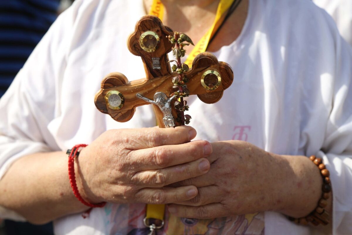 Peregrino cristão no Rio Jordão, Cisjordânia ocupada, 18 de janeiro de 2017 [Issam Rimawi/Agência Anadolu]