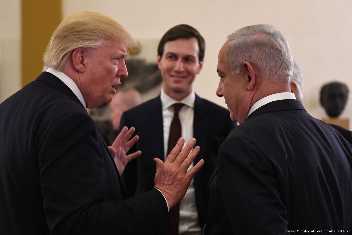 Presidente dos Estados Unidos Donald Trump, Jared Kushner (genro e assessor de Trump) e Primeiro-Ministro de Israel Benjamin Netanyahu [Ministério de Relações Exteriores de Israel/Flickr]
