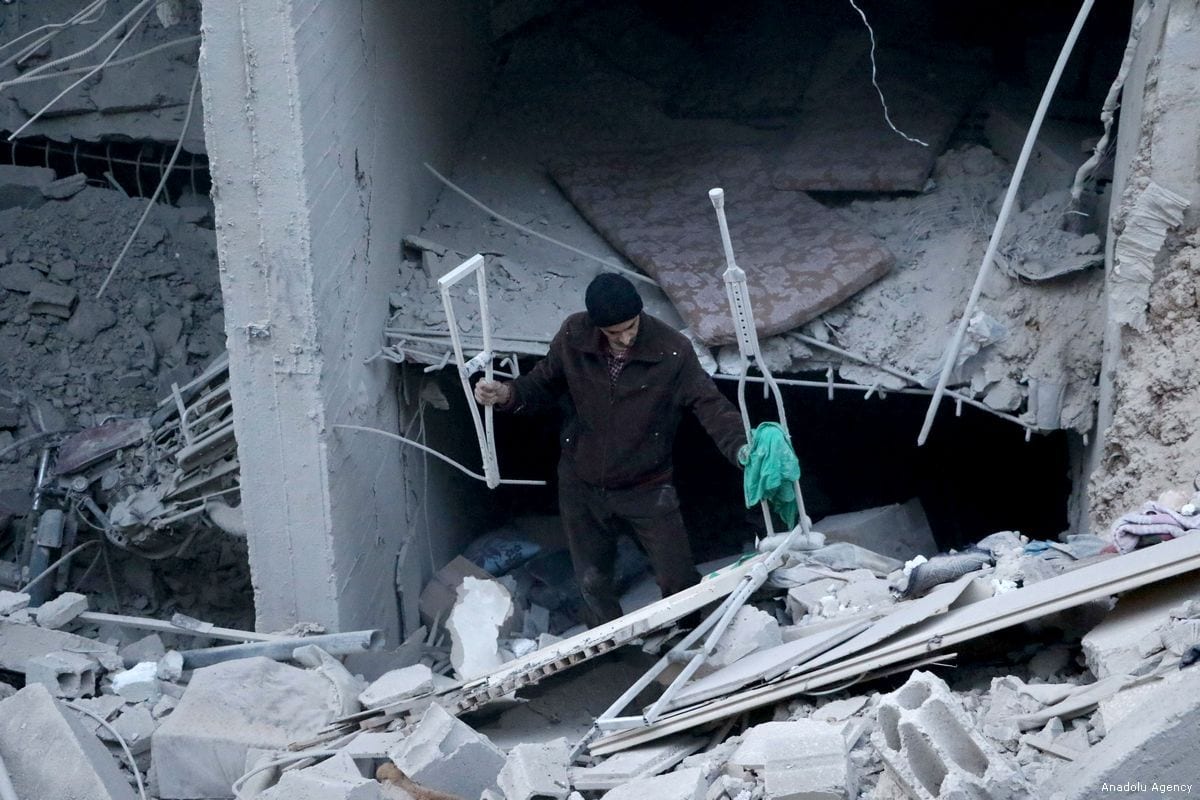 Homem inspeciona hospital destruído por ataques aéreos do regime de Bashar al-Assad, em Ghouta Oriental, Síria, 21 de outubro de 2018 [Diaa Al-Din Samout/Agência Anadolu]