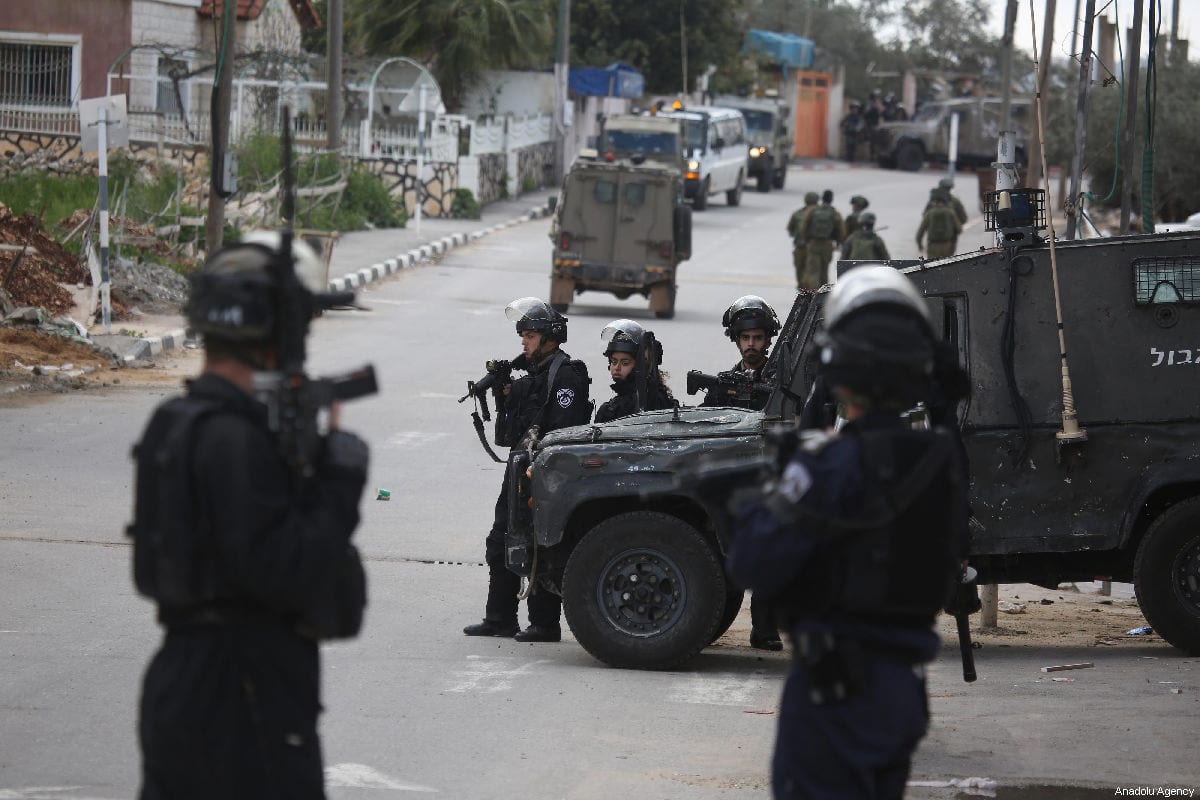 Soldados israelenses fecham estradas na Cisjordânia em 17 de março de 2019 [Issam Rimawi / Agência Anadolu]