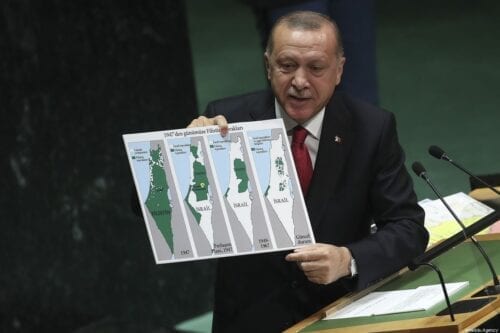 Presidente da Turquia, Recep Tayyip Erdogan, segura um mapa enquanto fala na 74ª sessão da Assembléia Geral da ONU na sede da ONU em Nova York, Estados Unidos, em 24 de setembro de 2019. [Erçin Top - Anadolu Agency]