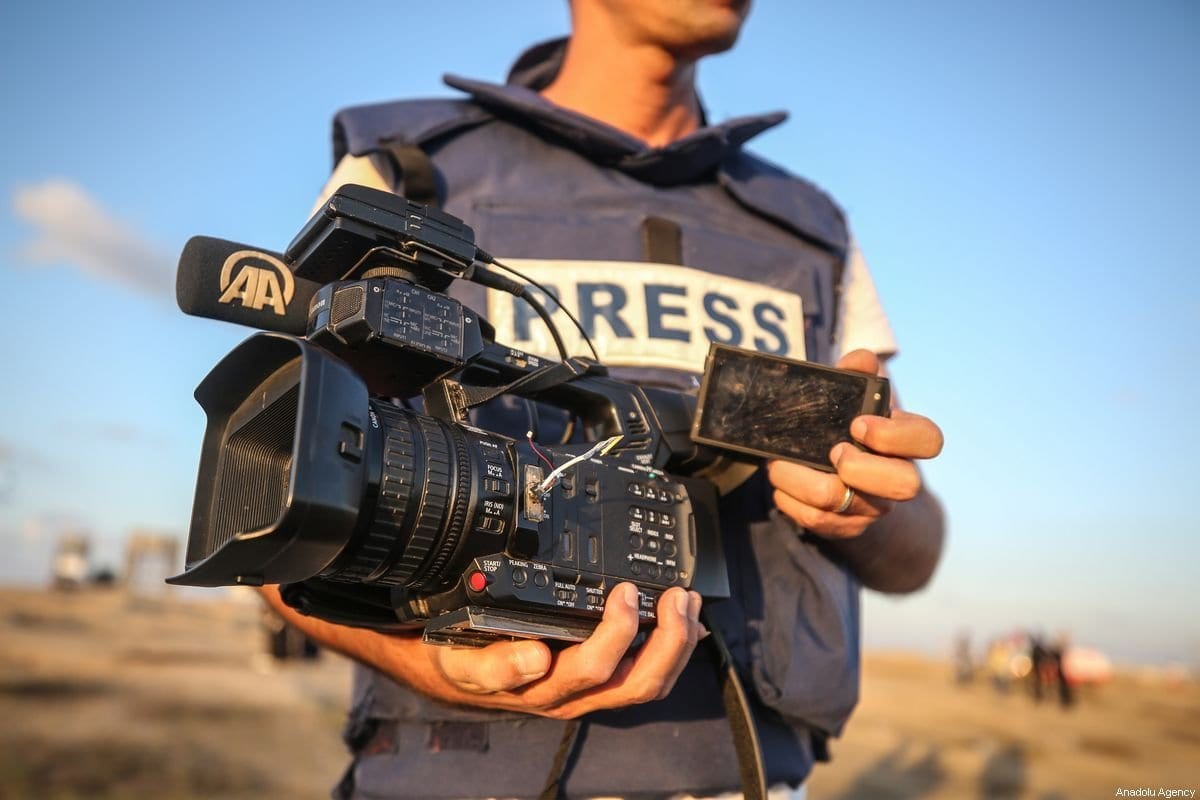 Muhammed Dahlan, fotojornalista da Agência Anadolu segura a câmera danificada por uma bala de borracha disparada por soldados israelenses durante protestos perto da fronteira entre Gaza e Israel na cidade de Gaza, Gaza, em 18 de outubro de 2019 [Ali Jadallah - Agência Anadolu]