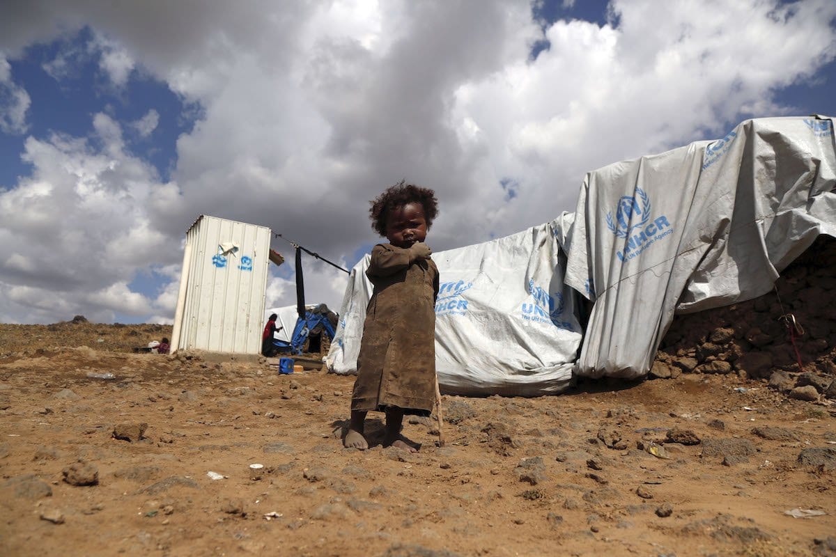 Menino em campo de refugiados de Sanaa, Iêmen, 24 de novembro de 2019 [Mohammed Hamoud/Agência Anadolu]