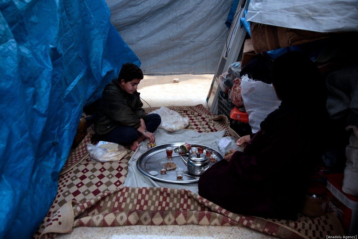 Famílias sírias se abrigam devido a bombardeios em Idlib, Síria, em 28 de dezembro de 2019 [Lale Köklü Karagöz / Agência Anadolu]