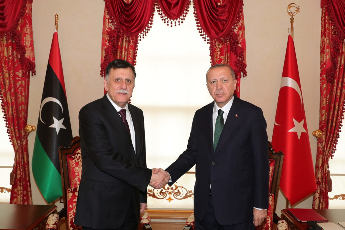 Presidente da Turquia Recep Tayyip Erdogan encontra-se com Fayez al-Sarraj, presidente do Conselho do Governo de União Nacional da Líbia, em Istambul, Turquia, 12 de janeiro de 2020 [Mustafa Kamaci/Agência Anadolu]