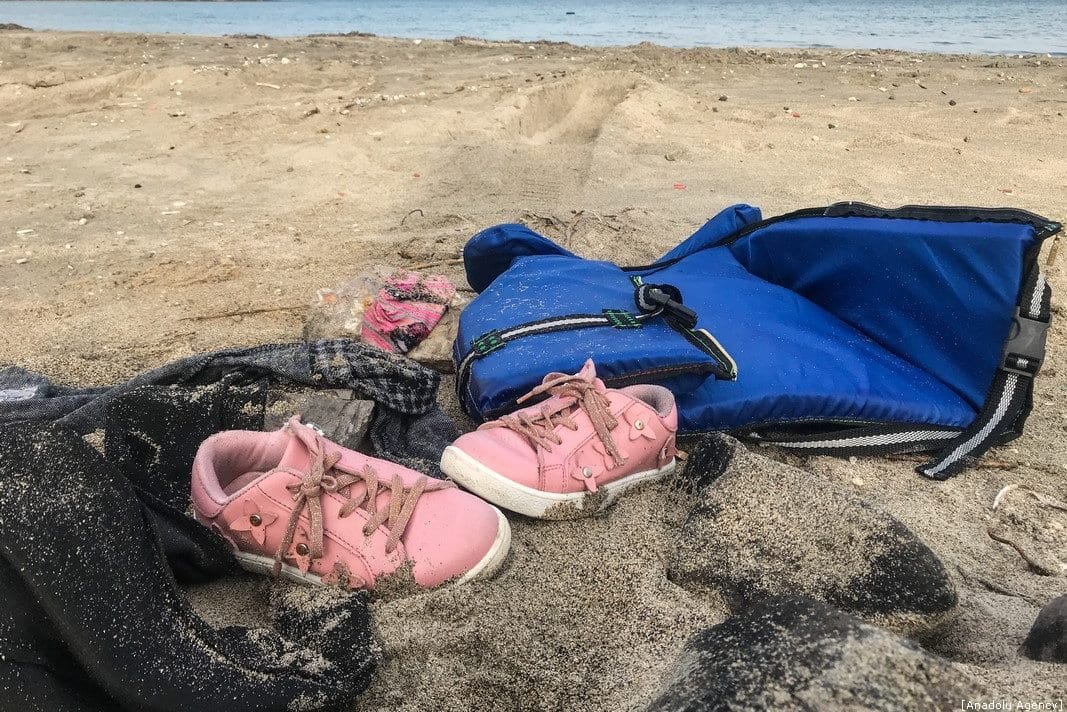 Um par de sapatos infantis na costa de Cesme, após um barco de refugiados virar no Mar Egeu, no litoral da província de Izmir, Turquia, 12 de janeiro de 2020 [Mahmut Serdar Alakus/Agência Anadolu]