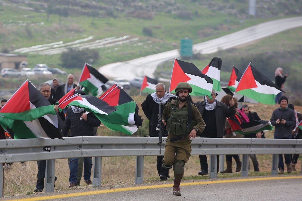 Palestinos protestam contra o plano de paz do presidente dos EUA Donald Trump no vale do Jordão, na Cisjordânia, em 29 de janeiro de 2020 [Issam Rimawi /Agência Anadolu] 