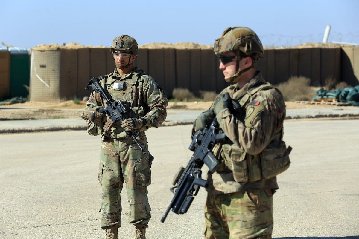 Soldados das forças de coalizão lideradas pelos EUA são vistos em a Base Militar Al-Qaim, na província iraquiana de Anbar, a oeste de Bagdá, em 19 de março de 2020 [Murtadha Al-Sudani / Agência Anadolu]