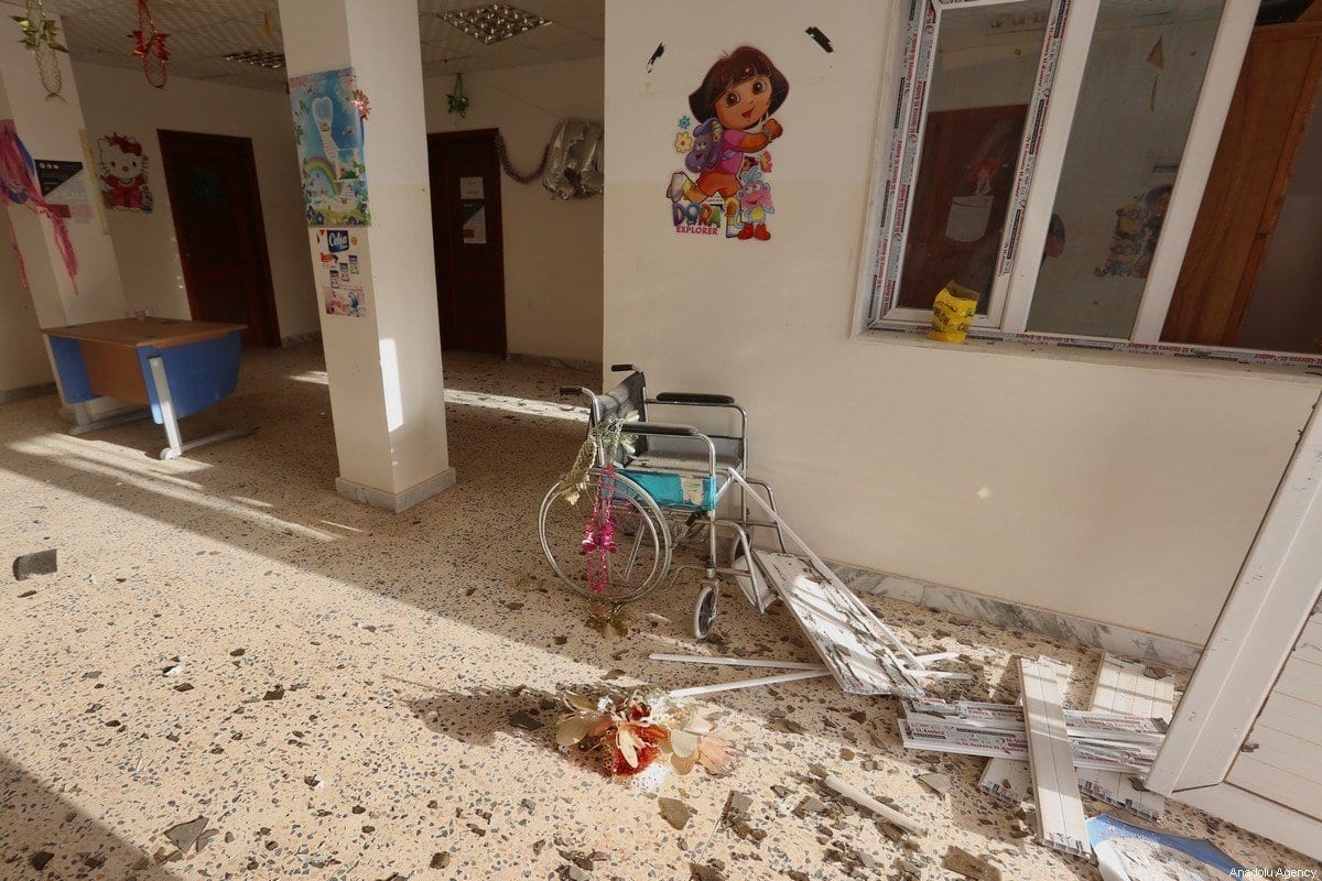 Interior de um hospital militar danificado após ataque de foguetes conduzido por milícias do general renegado Khalidi Haftar, na aldeia de Tajoura, Trípoli, Líbia, 29 de abril de 2020 [Hazem Turkia/Agência Anadolu]