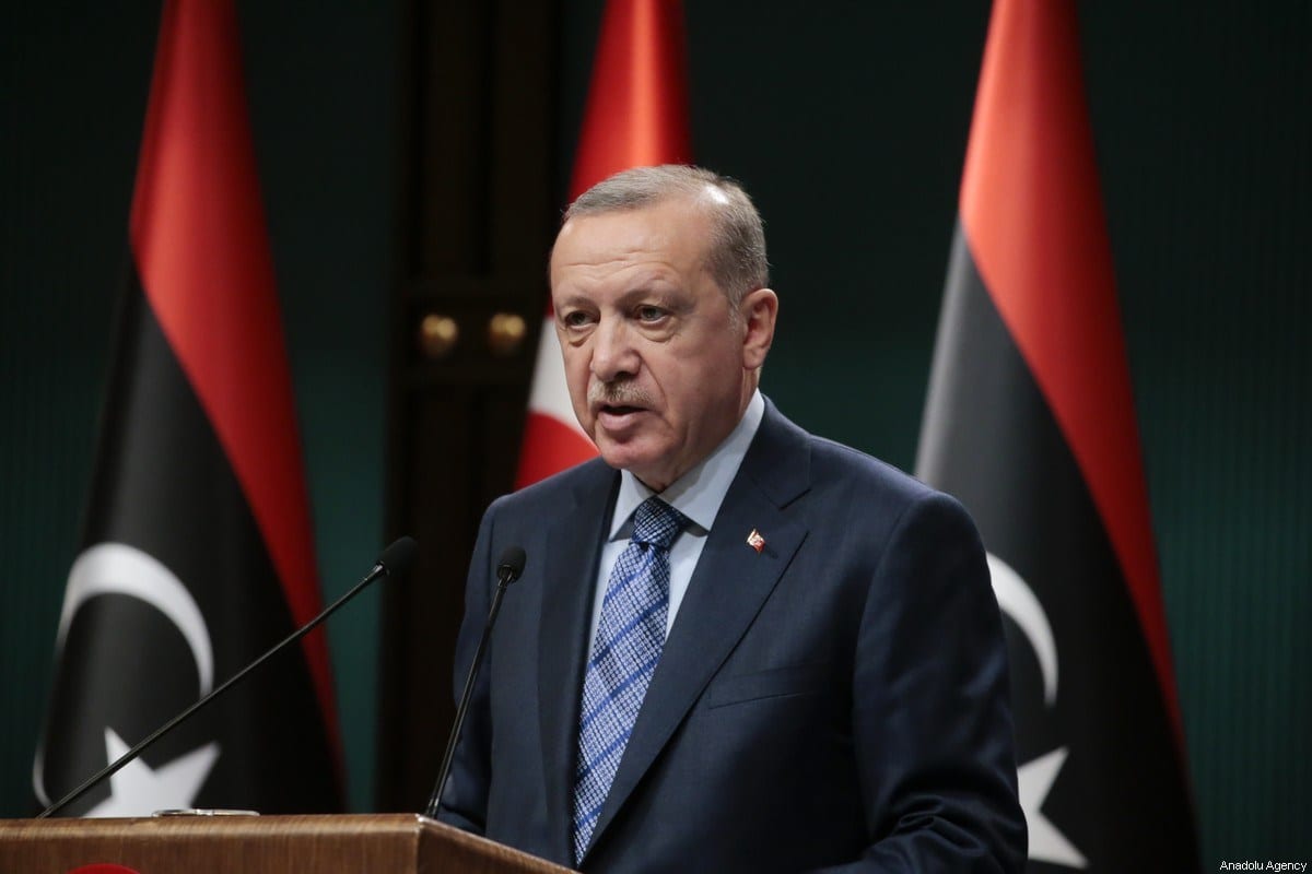 Presidente da Turquia Recep Tayyip Erdogan após encontro com o Primeiro-Ministro da Líbia Fayez al-Sarraj em coletiva de imprensa. no Complexo Presidencial de Ancara, Turquia, 4 de junho de 2020 [Metin Aktas/Agência Anadolu]