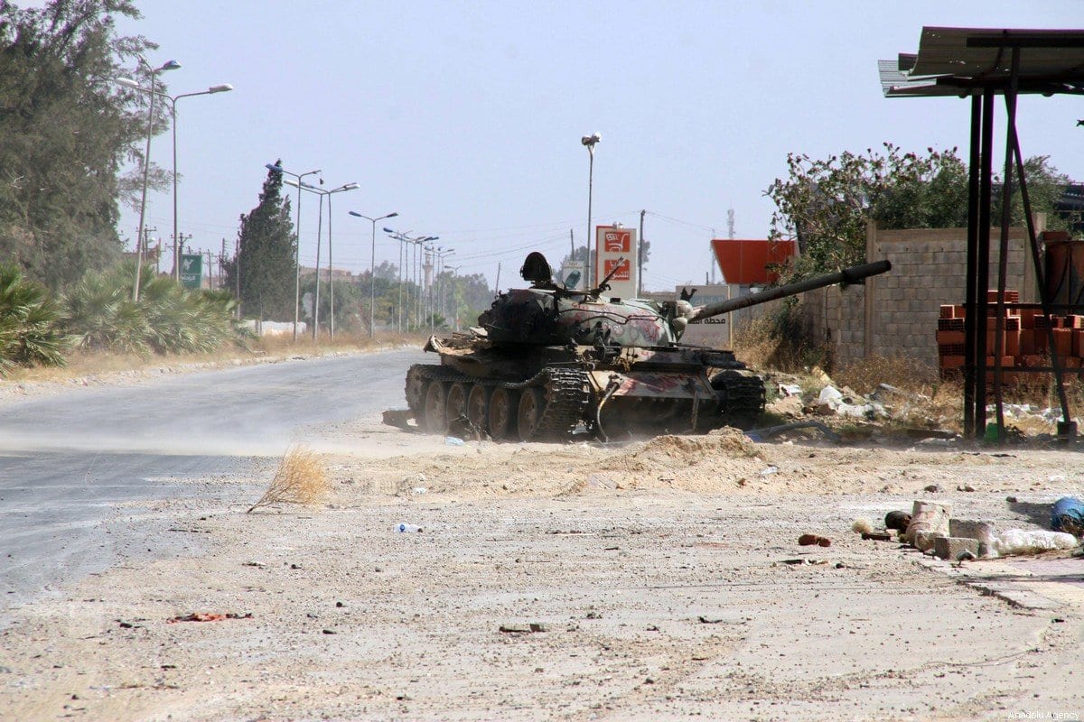 Um tanque é visto próximo ao Exército líbio em direção a Tarhuna, depois de retomar o principal aeroporto do país das milícias de Khalifa Haftar, anunciando a libertação completa da capital Trípoli, em 4 de junho de 2020 em Trípoli, Líbia. [Hazem Turkia/Agência Anadolu]